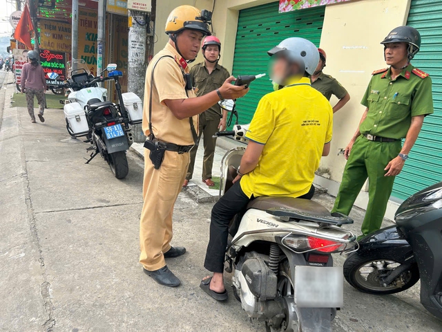 CSGT TP.HCM ra quân Tết Dương lịch, xử phạt hơn 2.000 người vi phạm nồng độ cồn - Ảnh 2.