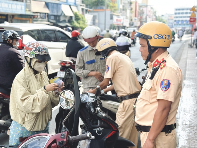 CSGT TP.HCM cảnh b&aacute;o khẩn nguy&ecirc;n nh&acirc;n tai nạn do người l&aacute;i xe 'qu&aacute; tự tin'- Ảnh 1.