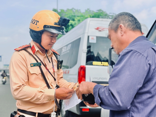 CSGT TP.HCM cảnh b&aacute;o khẩn nguy&ecirc;n nh&acirc;n tai nạn do người l&aacute;i xe 'qu&aacute; tự tin'- Ảnh 2.