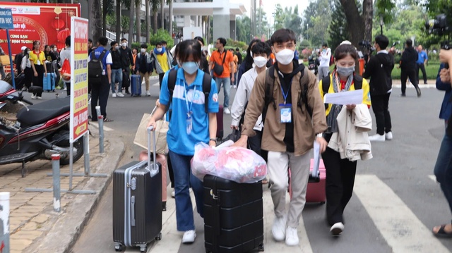 Tết Dương lịch v&agrave; Tết Nguy&ecirc;n đ&aacute;n: Quan t&acirc;m tết n&agrave;o hơn? - Ảnh 2.