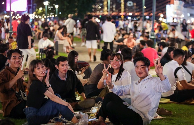 Tết Dương lịch v&agrave; Tết Nguy&ecirc;n đ&aacute;n: Quan t&acirc;m tết n&agrave;o hơn? - Ảnh 1.