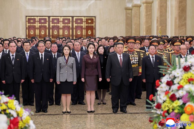 Kim Ju Ae lần đầu viếng lăng Kim Nhật Th&agrave;nh c&ugrave;ng cha Kim Jong - un - Ảnh 1.