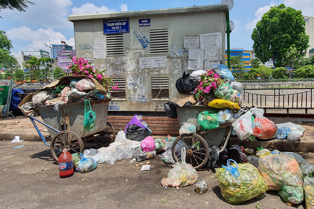 Hà Nội: Từ 8.1, người dân có thể bị từ chối thu gom rác nếu không phân loại- Ảnh 1. Hà Nội: Từ 8.1, người dân có thể bị từ chối thu gom rác nếu không phân loại- Ảnh 1.