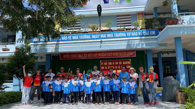 Năm mới, hơn 500 người đến th&aacute;p Nghinh Phong, đổ mồ h&ocirc;i v&igrave; điều đặc biệt - Ảnh 2.