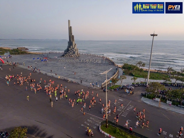 Năm mới, hơn 500 người đến th&aacute;p Nghinh Phong, đổ mồ h&ocirc;i v&igrave; điều đặc biệt - Ảnh 3.