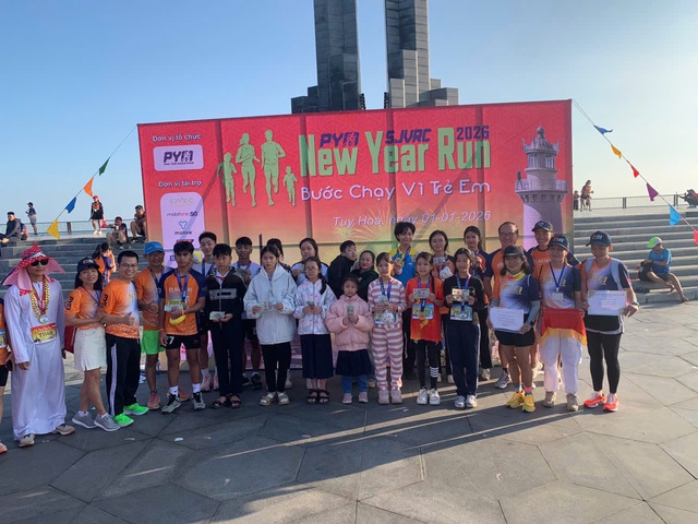 Năm mới, hơn 500 người đến th&aacute;p Nghinh Phong, đổ mồ h&ocirc;i v&igrave; điều đặc biệt - Ảnh 1.