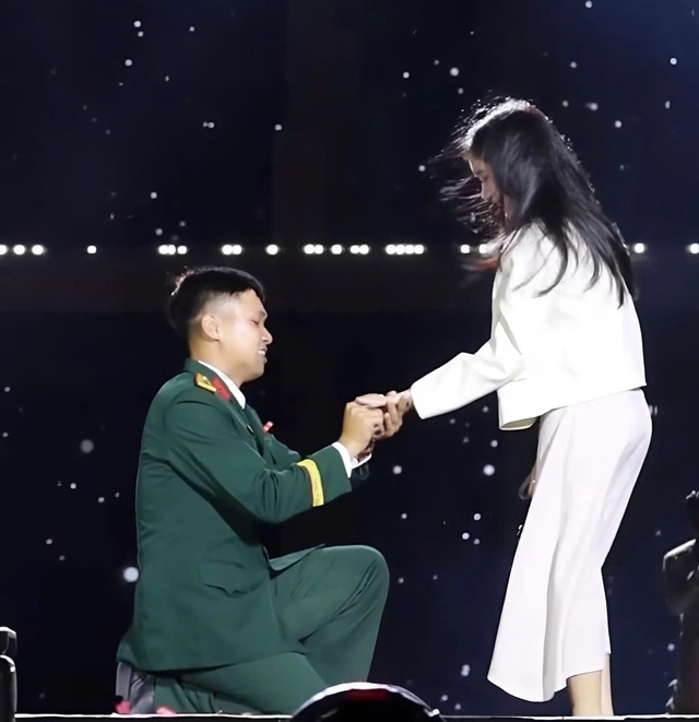 Đức Ph&uacute;c gi&uacute;p cặp đ&ocirc;i cầu h&ocirc;n tr&ecirc;n s&acirc;n khấu, thẳng tay tặng nhẫn hơn 100 triệu đồng - Ảnh 2.