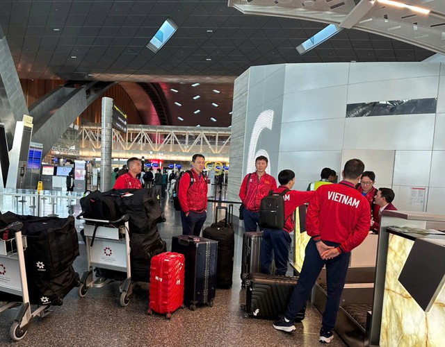 HLV Kim Sang-sik cùng các cộng sự.