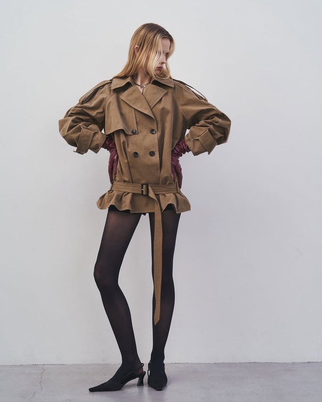 Trang phục thắt đai phối quần tất định hình vóc dáng thon gọn- Ảnh 1. Trang phục thắt đai phối quần tất định hình vóc dáng thon gọn- Ảnh 1.