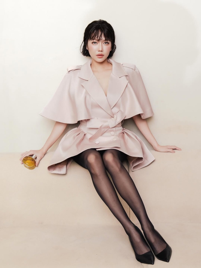 Trang phục thắt đai phối quần tất định hình vóc dáng thon gọn- Ảnh 2. Trang phục thắt đai phối quần tất định hình vóc dáng thon gọn- Ảnh 2.