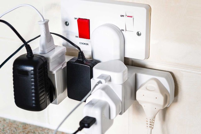 Sai lầm phổ biến khiến nhiều gia đình tốn tiền điện hằng tháng - Ảnh 1.