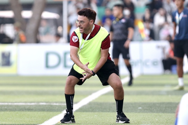 Quà sinh nhật đặc biệt của HLV Bồ Đào Nha tại TNSV THACO cup 2026- Ảnh 2. Quà sinh nhật đặc biệt của HLV Bồ Đào Nha tại TNSV THACO cup 2026- Ảnh 2.