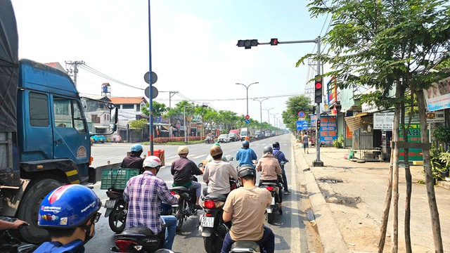 Đường Trần Văn Giàu ùn tắc do gỡ đèn ưu tiên: Cơ quan chức năng lên tiếng - Ảnh 1.