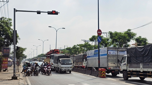 Đường Trần Văn Giàu ùn tắc do gỡ đèn ưu tiên: Cơ quan chức năng lên tiếng - Ảnh 2.
