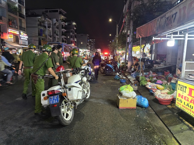 Công an TP.HCM ra quân ban đêm, xử phạt hàng loạt quán nhậu lấn chiếm vỉa hè- Ảnh 1. Công an TP.HCM ra quân ban đêm, xử phạt hàng loạt quán nhậu lấn chiếm vỉa hè- Ảnh 1.