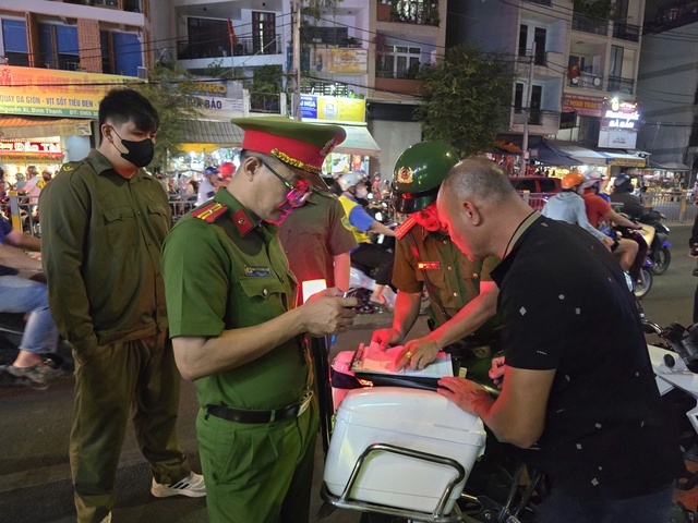 Công an TP.HCM ra quân ban đêm, xử phạt hàng loạt quán nhậu lấn chiếm vỉa hè- Ảnh 5. Công an TP.HCM ra quân ban đêm, xử phạt hàng loạt quán nhậu lấn chiếm vỉa hè- Ảnh 5.