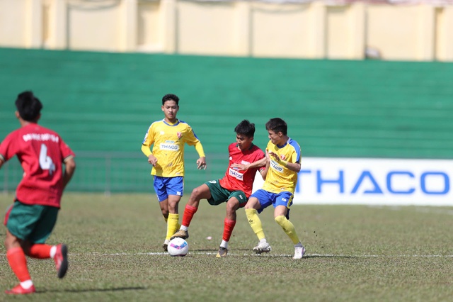 Nữ trọng t&agrave;i duy nhất tại SVĐ Qu&acirc;n khu 5: Tập trung theo s&aacute;t từng pha b&oacute;ng- Ảnh 3.