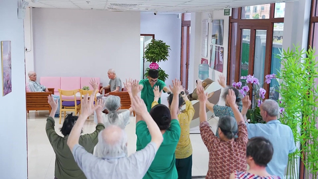 Người gi&agrave; v&agrave; dưỡng l&atilde;o: Ai rồi cũng&hellip; gi&agrave; - Ảnh 1.