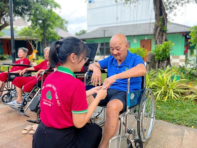 Người gi&agrave; v&agrave; dưỡng l&atilde;o: Ai rồi cũng&hellip; gi&agrave; - Ảnh 3.