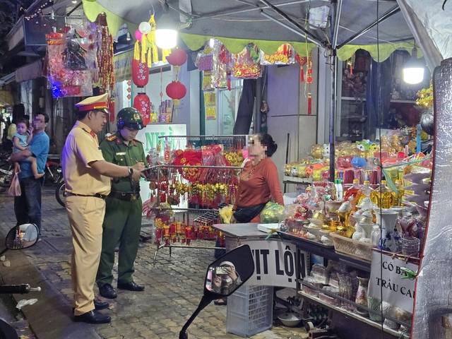 Công an TP.HCM ra quân ban đêm, xử phạt hàng loạt quán nhậu lấn chiếm vỉa hè- Ảnh 3. Công an TP.HCM ra quân ban đêm, xử phạt hàng loạt quán nhậu lấn chiếm vỉa hè- Ảnh 3.