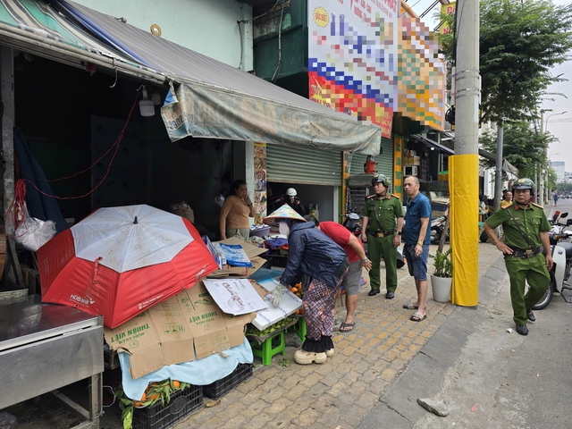 C&ocirc;ng an TP.HCM xử l&yacute; t&igrave;nh trạng 'xẻ thịt' vỉa h&egrave;, thu ph&iacute; giữ xe tr&aacute;i ph&eacute;p - Ảnh 4.