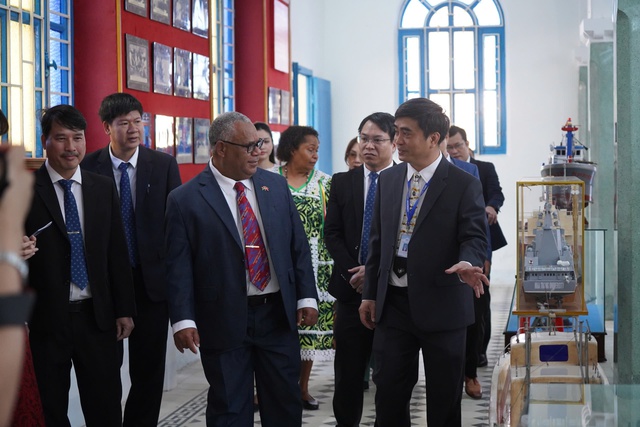 Thủ tướng Vanuatu thăm và làm việc tại Trường ĐH Nha Trang - Ảnh 1.