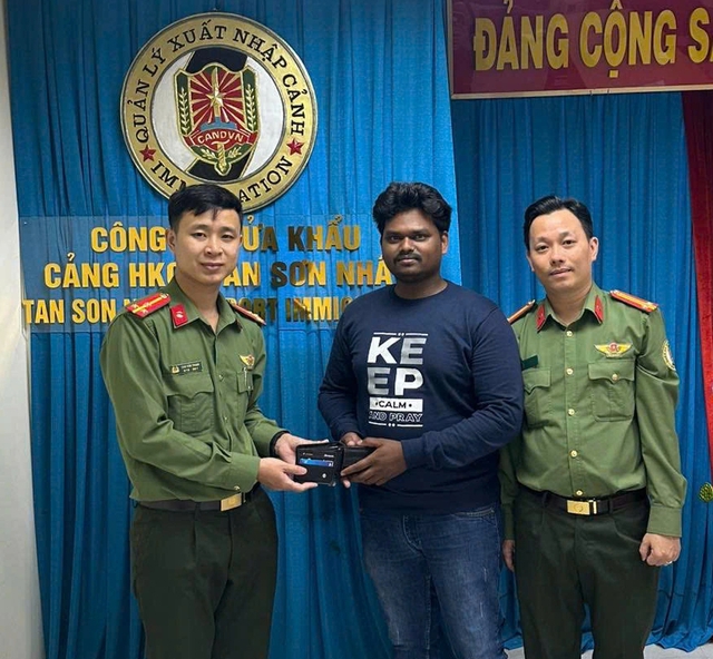 5 kh&aacute;ch Việt, kh&aacute;ch T&acirc;y c&ugrave;ng nhận 'qu&agrave;' bất ngờ từ C&ocirc;ng an T&acirc;n Sơn Nhất- Ảnh 3.