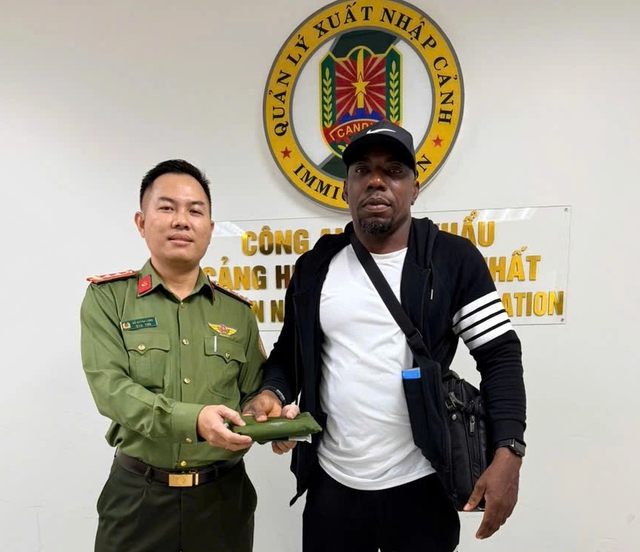 5 kh&aacute;ch Việt, kh&aacute;ch T&acirc;y c&ugrave;ng nhận 'qu&agrave;' bất ngờ từ C&ocirc;ng an T&acirc;n Sơn Nhất- Ảnh 4.