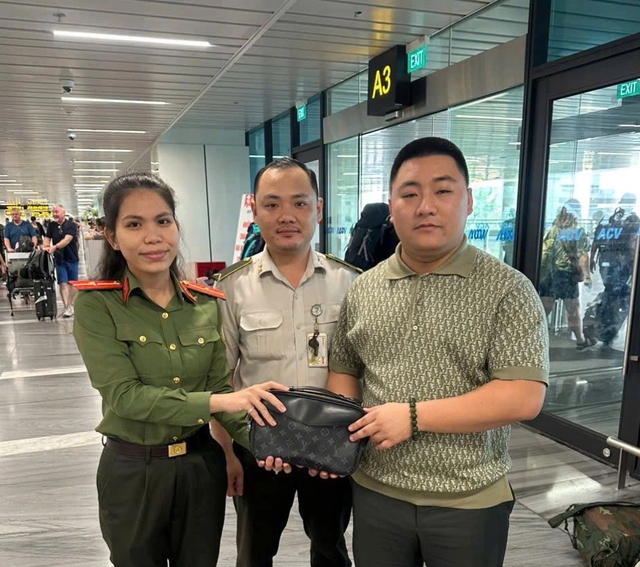 5 kh&aacute;ch Việt, kh&aacute;ch T&acirc;y c&ugrave;ng nhận 'qu&agrave;' bất ngờ từ C&ocirc;ng an T&acirc;n Sơn Nhất- Ảnh 1.