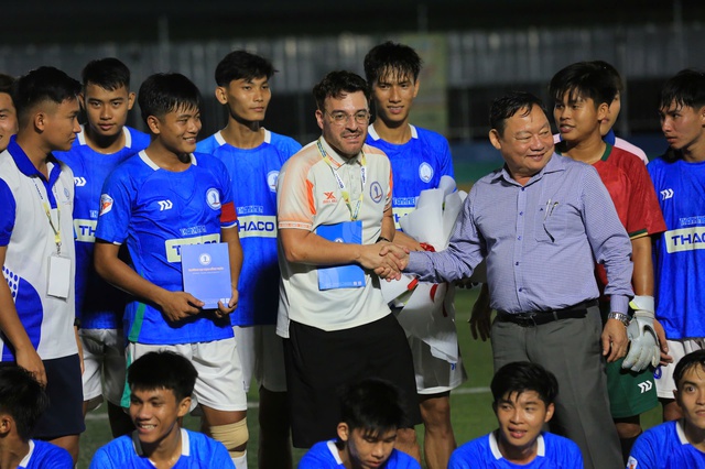 Quà sinh nhật đặc biệt của HLV Bồ Đào Nha tại TNSV THACO cup 2026- Ảnh 1. Quà sinh nhật đặc biệt của HLV Bồ Đào Nha tại TNSV THACO cup 2026- Ảnh 1.