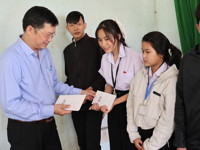 Mang m&ugrave;a xu&acirc;n về với học sinh v&ugrave;ng rốn lũ ven s&ocirc;ng Kỳ Lộ- Ảnh 1.