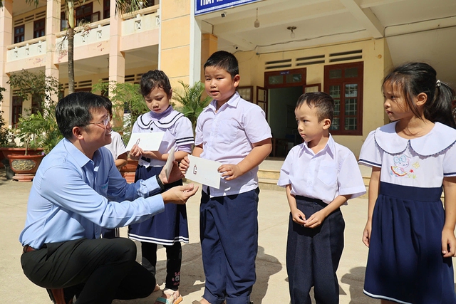 Mang m&ugrave;a xu&acirc;n về với học sinh v&ugrave;ng rốn lũ ven s&ocirc;ng Kỳ Lộ- Ảnh 4.