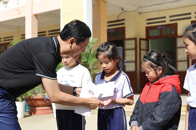 Mang m&ugrave;a xu&acirc;n về với học sinh v&ugrave;ng rốn lũ ven s&ocirc;ng Kỳ Lộ- Ảnh 2.