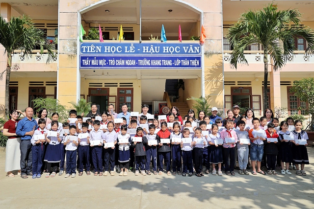 Mang m&ugrave;a xu&acirc;n về với học sinh v&ugrave;ng rốn lũ ven s&ocirc;ng Kỳ Lộ- Ảnh 5.