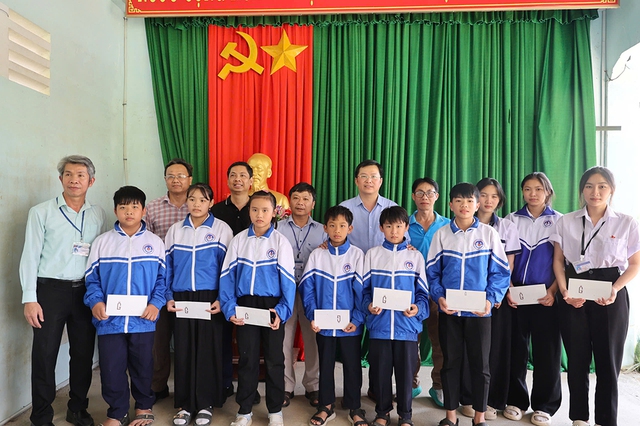 Mang m&ugrave;a xu&acirc;n về với học sinh v&ugrave;ng rốn lũ ven s&ocirc;ng Kỳ Lộ- Ảnh 7.