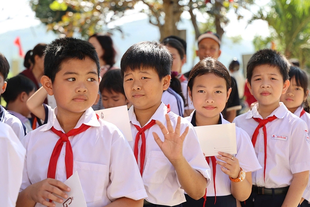 Mang m&ugrave;a xu&acirc;n về với học sinh v&ugrave;ng rốn lũ ven s&ocirc;ng Kỳ Lộ- Ảnh 8.