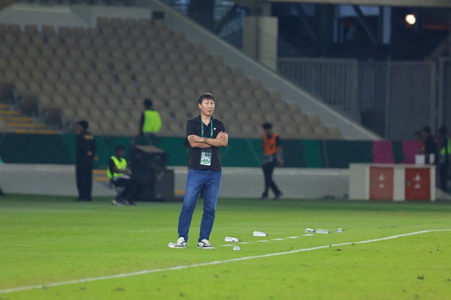 Hiểu Minh chấn thương nặng, L&yacute; Đức thẻ đỏ: H&agrave;ng thủ U.23 Việt Nam vụn vỡ, thua đậm U.23 Trung Quốc- Ảnh 1.