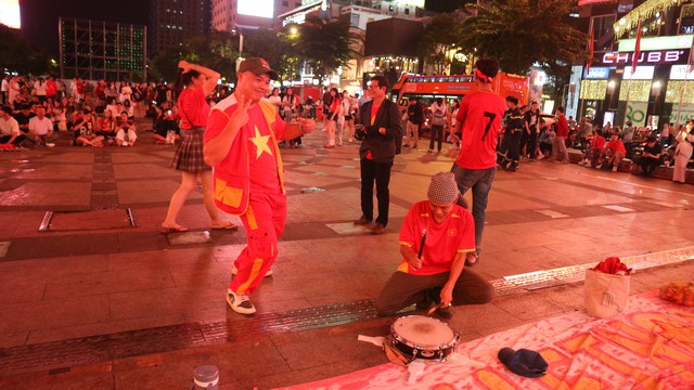 Nhiều người ngồi chờ 4-5 giờ đồng hồ v&igrave; U.23 Việt Nam - Ảnh 11.