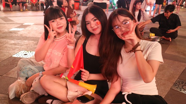 Nhiều người ngồi chờ 4-5 giờ đồng hồ v&igrave; U.23 Việt Nam - Ảnh 9.