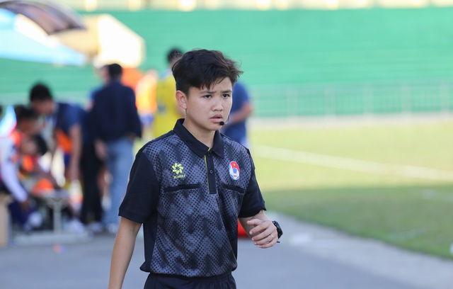 Nữ trọng t&agrave;i duy nhất tại SVĐ Qu&acirc;n khu 5: Tập trung theo s&aacute;t từng pha b&oacute;ng- Ảnh 1.