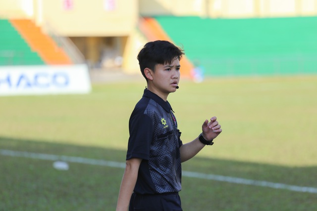 Nữ trọng t&agrave;i duy nhất tại SVĐ Qu&acirc;n khu 5: Tập trung theo s&aacute;t từng pha b&oacute;ng- Ảnh 2.