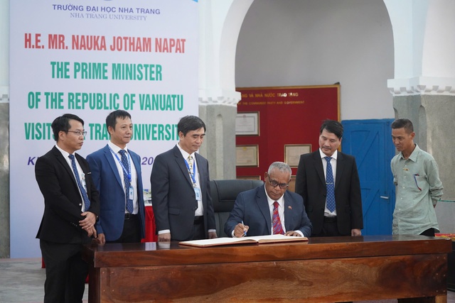 Thủ tướng Vanuatu thăm và làm việc tại Trường ĐH Nha Trang - Ảnh 2.