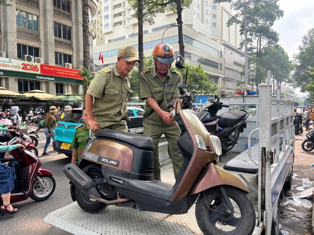 C&ocirc;ng an TP.HCM xử l&yacute; t&igrave;nh trạng 'xẻ thịt' vỉa h&egrave;, thu ph&iacute; giữ xe tr&aacute;i ph&eacute;p - Ảnh 2.