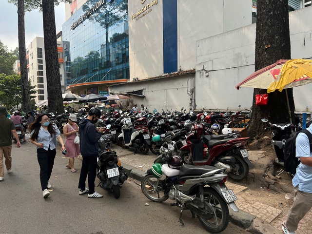C&ocirc;ng an TP.HCM xử l&yacute; t&igrave;nh trạng 'xẻ thịt' vỉa h&egrave;, thu ph&iacute; giữ xe tr&aacute;i ph&eacute;p - Ảnh 1.