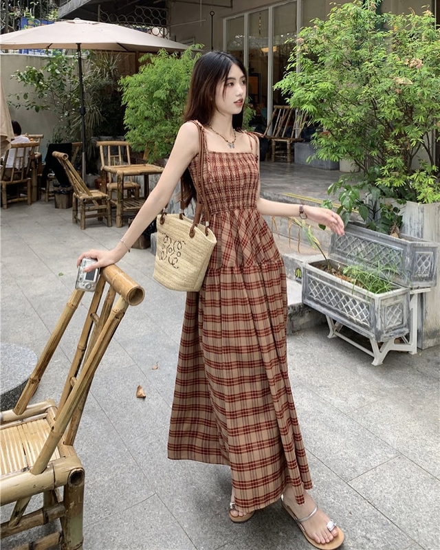 Váy ca rô dáng dài cổ điển cho phái đẹp thêm quyến rũ - Ảnh 2. Váy ca rô dáng dài cổ điển cho phái đẹp thêm quyến rũ - Ảnh 2.