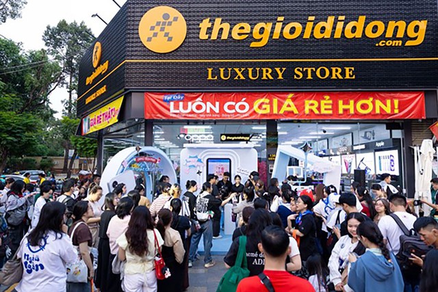 OPPO Reno15 Series cùng Neko Lê và fan khuấy động Tếch Bus giữa trung tâm TP.HCM - Ảnh 1.