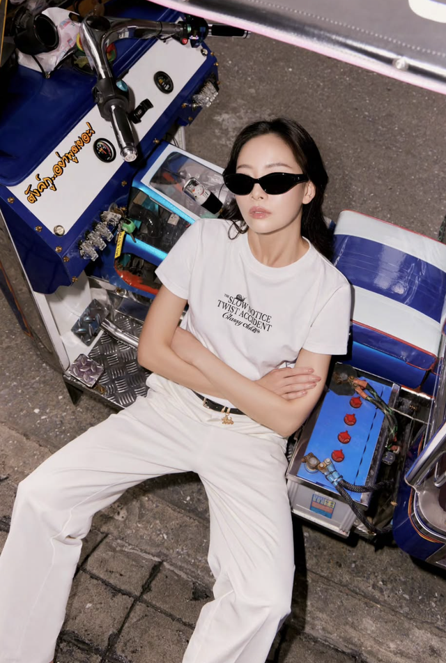 Diện nguyên set đồ màu trắng khẳng định gu thẩm mỹ tối giản tinh tế- Ảnh 3. Diện nguyên set đồ màu trắng khẳng định gu thẩm mỹ tối giản tinh tế- Ảnh 3.