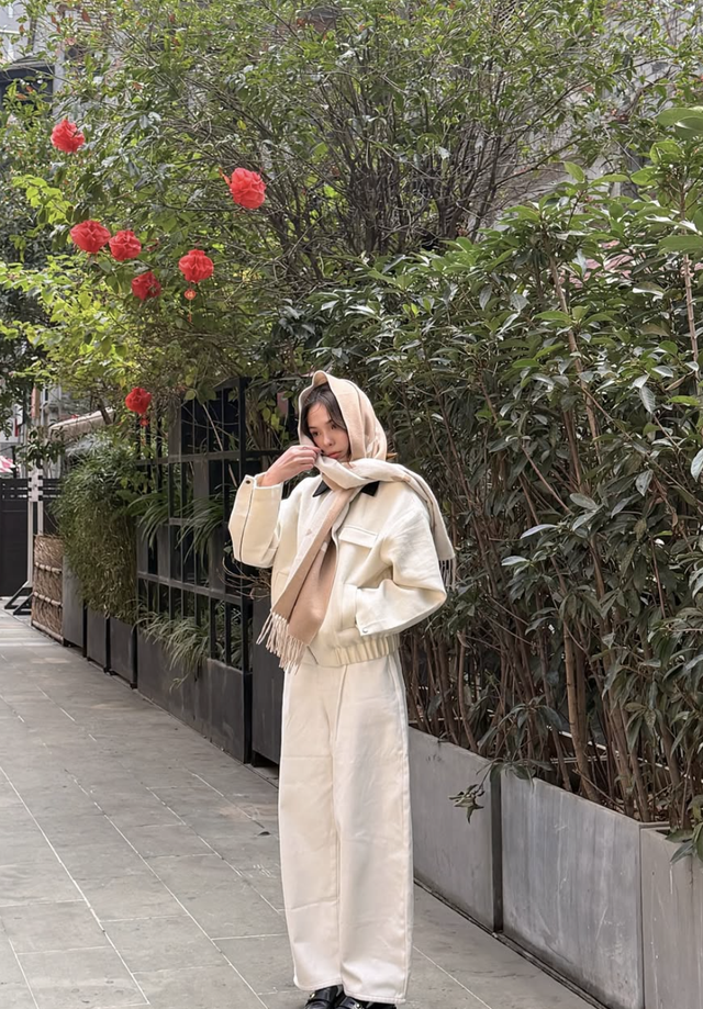 Diện nguyên set đồ màu trắng khẳng định gu thẩm mỹ tối giản tinh tế- Ảnh 4. Diện nguyên set đồ màu trắng khẳng định gu thẩm mỹ tối giản tinh tế- Ảnh 4.