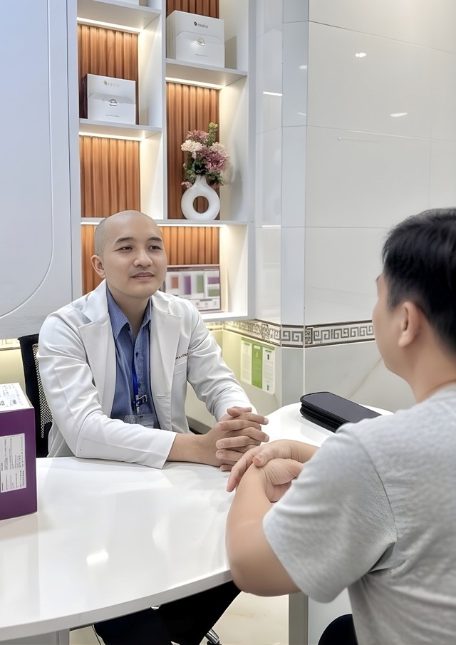 Bác sĩ Nguyễn Bảo Anh nói về tạo hình ngực nữ thành ngực nam - Ảnh 2.