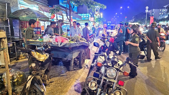 Xử l&yacute; lấn chiếm vỉa h&egrave;, l&ograve;ng đường: Hộ kinh doanh thu gom b&agrave;n ghế bỏ chạy - Ảnh 3.